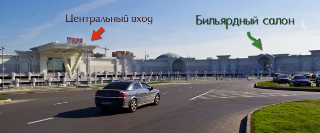 Вход справа от центрального входа в ТЦ